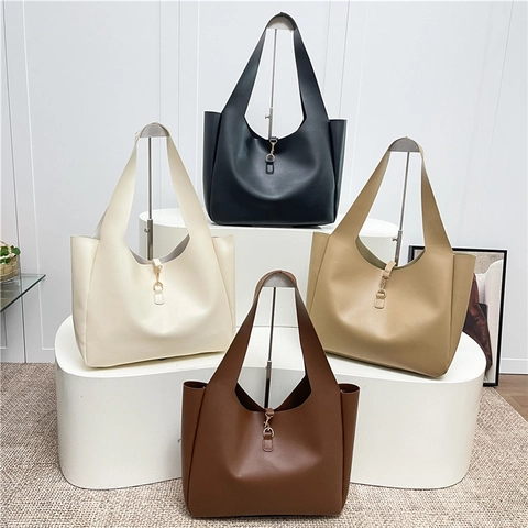 Bolso Tote de Gran Capacidad en Cuero PU para Mujer Bolso de Hombro Minimalista Con Gancho de Metal Bolso Hobo de Color Sólido
