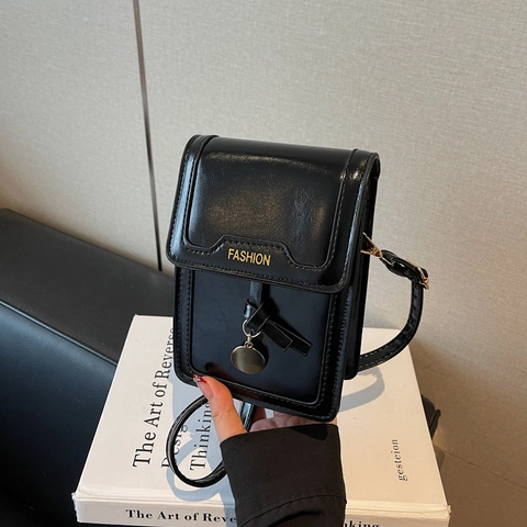 Sac Bandoulière Pour Femme En Simili Cuir Brillant Style Moderne Fermeture Magnétique Et Pendentif Métallique