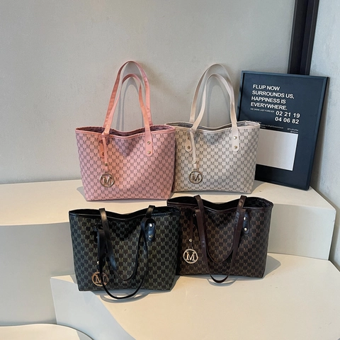 Borsa Tote da Donna Grande Capacità in Pelle PU Motivo Monogramma M Borsa a Tracolla Con Ciondolo in Metallo Casual Trendy