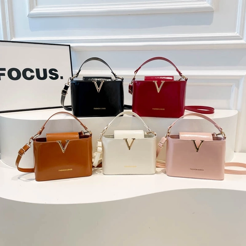 Bolso de Hombro Cuadrado Pequeño de Cuero de PU para Mujer Decoración de Metal en V Bolso de Mano de Color Sólido a la Moda