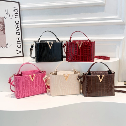Women Crocodile Embossed PU Leather Handbag Retro Stone Pattern Shoulder Bag With V Metal Buckle Fashion Crossbody Purse