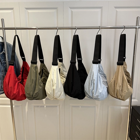 Sac Bandoulière Casual en Nylon Grande Capacité Pour Femmes Sac à Épaule Croissant Plissé Avec Bandoulière Réglable Sac Léger