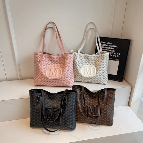 Damen PU Leder Tote Bag Große Kapazität M Buchstaben Monogramm Geprägte Schultertasche Vintage Casual Pendler Handtasche