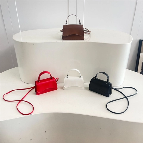 Damen Mode PU Leder Mini Umhängetasche Wellenkante Klappdeckel Kleine Quadratische Handtasche Einfarbige Schulter Handytasche