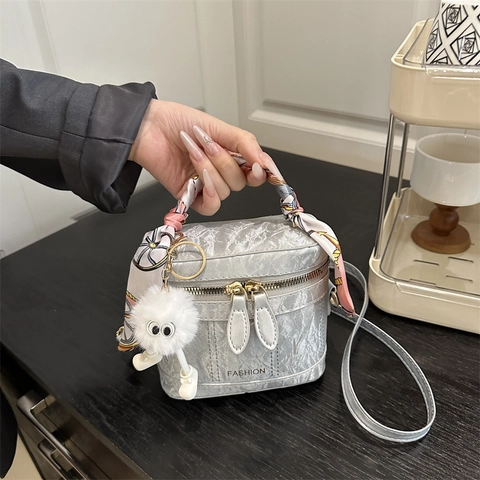 Petit Sac Seau pour Femme Texture Marbre Cuir PU Bandoulière Avec Poignée Foulard en Satin et Pendentif en Peluche