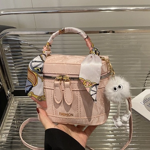 Bolso De Mano Mujer Cuero PU Forma Caja Asa Bufanda Satén Doble Cremallera Bolso Bandolera Moda Con Colgante Peluche