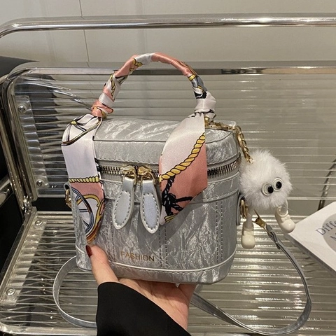Bolso De Mano Mujer Cuero PU Forma Caja Asa Bufanda Satén Doble Cremallera Bolso Bandolera Moda Con Colgante Peluche