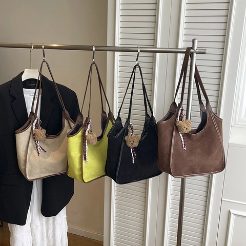 Borsa A Spalla Hobo Donna Grande Capacità Simil Camoscio Bordo In Pelle Piped Commute Niche Tote Con Ciondolo Orso