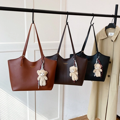 Women Large Capacity Tote Bag Soft PU Leather Retro Shoulder Bag For Commuting With Plush Bear Charm Ribbon Versatile