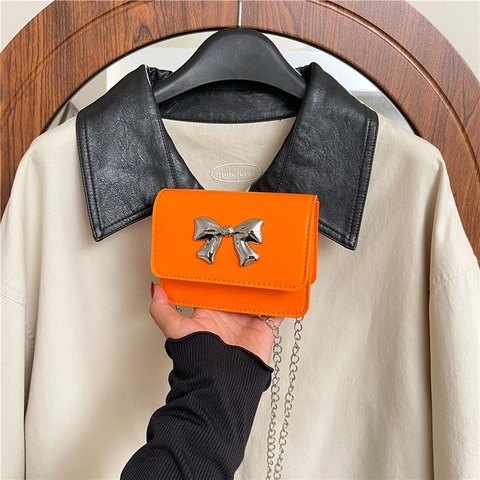 Trendy PU Leer Mini Vierkante Tas Voor Vrouwen Met Metalen Strik Decor Modieuze Ketting Schoudertas Woon-werkverkeer