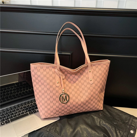 Damen Monogramm Shopper Tasche PU Leder Große Kapazität Schultertasche Mit Metall Buchstaben Anhänger Mode Pendeln