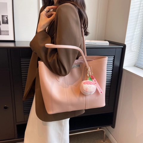 Borsa Tote Minimalista Grande Capacità Pelle PU Borsa A Spalla Con Pendente Pesca Peluche Per Donna Ufficio Quotidiano