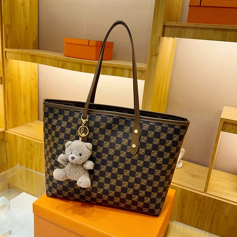 Sac Cabas Rétro À Damier Monogramme En Cuir PU Grande Capacité Sac À Main Bandoulière Avec Pendentif Ours En Peluche