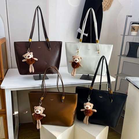 Große Kapazität PU Leder Tote Tasche Damen Vintage Einfache Pendler Schultertasche Mit Bärenanhänger