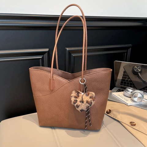 Sac Cabas Femme En Cuir PU Grain Litchi Grande Capacité Chic Minimaliste Sac À Main Épaule Avec Pendentif Coeur Léopard