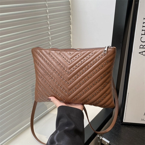 Borsa A Spalla Donna Pelle PU Trapuntata A V Motivo Chevron Borchie Metalliche Chic Design Di Nicchia Pochette