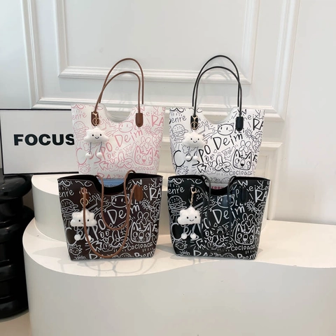 Dames Grote Capaciteit Graffiti Print Tote Bag PU Leer Casual Schoudertas Street Style Shopping Handtas Met Pluche Wolk Hanger