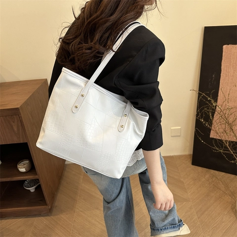 Grote Tote Bag Krokodillenreliëf Patchwork PU Leer Met Gouden Klinknagels Retro Commuter Handtas Voor Dames