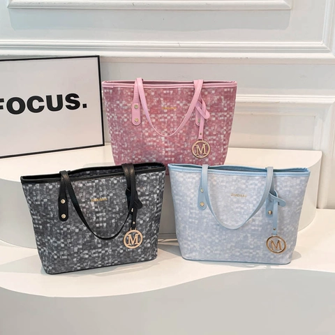 Große Kapazität Tote Tasche Damen Gewebtes Muster PU Leder Umhängetasche Mode Elegante Handtasche Mit Metallanhänger