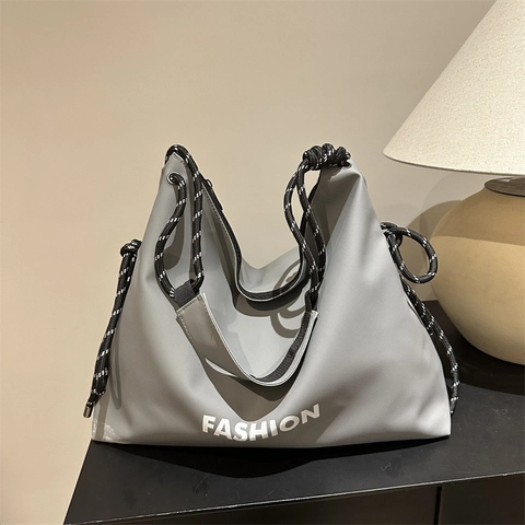 Große Kapazität Nylon Tote Handtasche Für Damen Mit Buchstabenprint Und Geflochtenem Seilriemen Für Reisen Und Pendeln