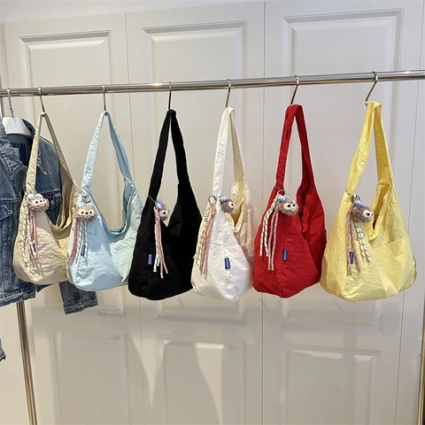 Große Damen Nylon Tote Bag Knitteroptik Plissierte Umhängetasche Lässige Hobo Tasche Mit Plüsch-Anhänger Mode Handtasche