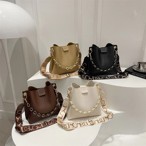 Women Lychee Grain PU Leather Bucket Bag With Wide Printed Strap And Decorative Chain Fashion Shoulder Crossbody Handbag