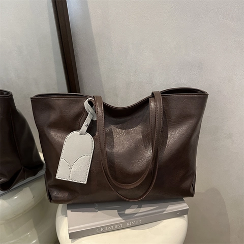 Bolso Tote de Cuero PU Suave de Gran Capacidad para Mujer Bolso de Hombro Minimalista para Viaje Diario Con Colgante Decorativo Color Sólido
