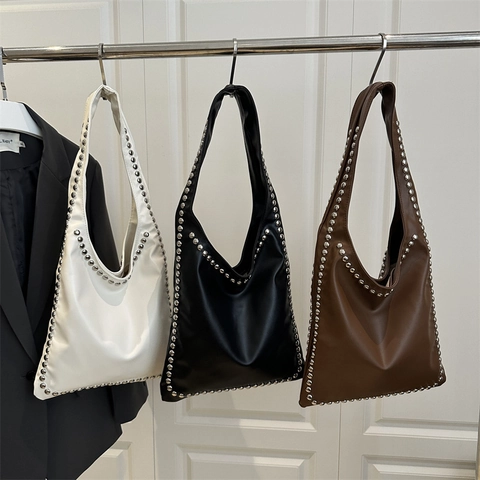 Damen Schultertasche PU Leder Silberne Nieten Vintage Motorrad Stil Große Kapazität Trendy Hobo Tote
