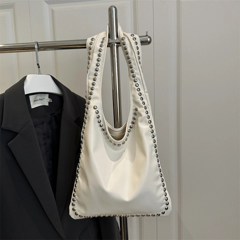 Damen Schultertasche PU Leder Silberne Nieten Vintage Motorrad Stil Große Kapazität Trendy Hobo Tote
