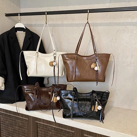 Women Large Capacity Tote Bag Shiny PU Leather Wrinkled Shoulder Bag Retro Commuter Handbag With Baseball Charm Decor