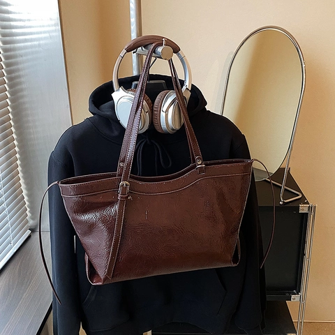 Women Large Capacity Tote Bag Shiny PU Leather Wrinkled Shoulder Bag Retro Commuter Handbag With Baseball Charm Decor