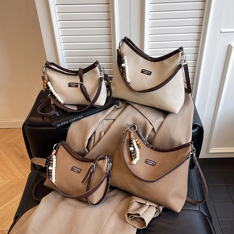 Sac Hobo pour Femmes en Toile et Cuir Épissé Vintage Sac à Épaule Retro Forme Dumpling Avec Pendentif en Perles