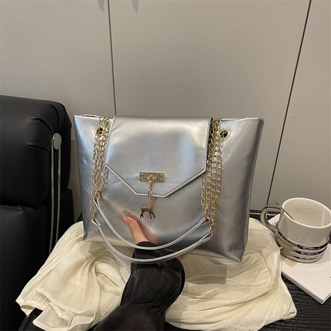 Damen Glänzende PU Leder Umhängetasche Große Kapazität Kette Schulter Tote Mit Hirsch Anhänger Retro Elegant Büro Pendeln