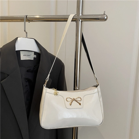 Borsa Sottobraccio Donna Pelle PU Lucida Elegante Decorazione Fiocco Dorato Ciondolo Fiore Borsa Spalla Baguette Stile Coreano Pendolare