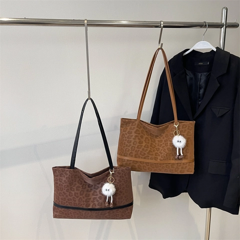 Borsa Tote Leopardata Donna Grande Capacità Pelle PU Scamosciata Borsa Spalla Commuter Casual Con Ciondolo Mostro Di Peluche