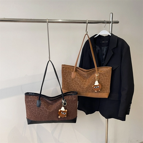Bolso Tote de Gran Capacidad con Estampado de Leopardo Vintage para Mujer de Gamuza Sintética con Colgante de Felpa