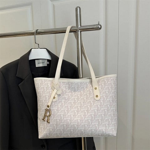 Mode Damen Große Tragetasche PU Leder Monogramm Druck Schulterhandtasche Mit Metall R Anhänger Für Den Arbeitsweg