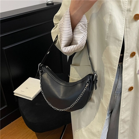 Dames Hobo Schoudertas PU Leer Halve Maanvorm Met Zilveren Metalen Ketting En Oogjesriem Chic Street Style