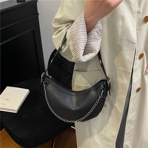 Dames Hobo Schoudertas PU Leer Halve Maanvorm Met Zilveren Metalen Ketting En Oogjesriem Chic Street Style