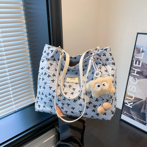 Sac Fourre-tout Grande Capacité pour Femmes Imprimé Nœud Papillon Tissu Matelassé Cuir PU Sac à Bandoulière Avec Pendentif Ours
