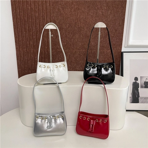 Borsa A Spalla Sottobraccio In Pelle PU Lucida Con Decorazione A Coulisse Occhielli In Metallo Dorato Borsa A Mano Urban Chic Da Donna