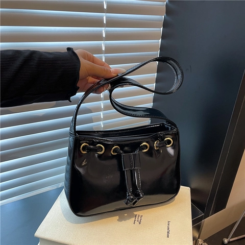 Glänzende PU Leder Unterarm Schultertasche Minimalistische Quadratische Handtasche Mit Kordelzug Metallösen Damen
