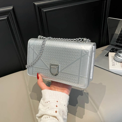 Bolso Bandolera Geométrico De Cuero PU Acolchado Elegante Metálico Con Cadena Bolso De Hombro Cuadrado Para Mujer