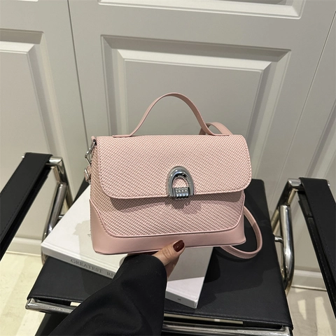Sac Bandoulière Femme Sac À Épaule Texture Tissée Cuir PU Style Coréen Boucle Fer À Cheval Argentée Bandoulière Réglable