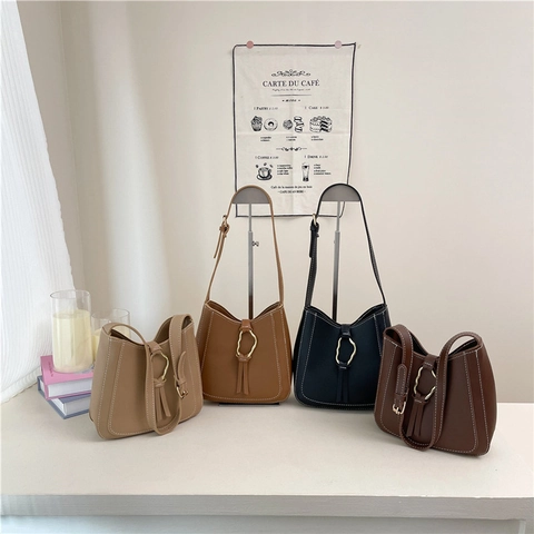Vintage PU Leder Eimer Schultertasche Mit Weißen Kontrastnähten Und Unregelmäßigem Goldenem Metallring Für Damen Alltag