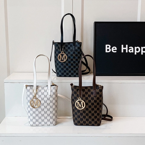Retro Monogramm Mini Umhängetasche Für Damen PU Leder M Buchstaben Druck Handtasche Mit Goldnem Metallanhänger