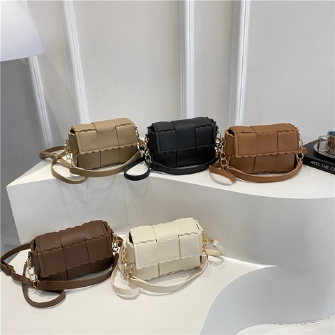 Schicke Damen Gewebte PU Leder Umhängetasche Mit Wellenkante Goldene Metallkette Quadratische Schultertasche Minimalistische Retro Satchel