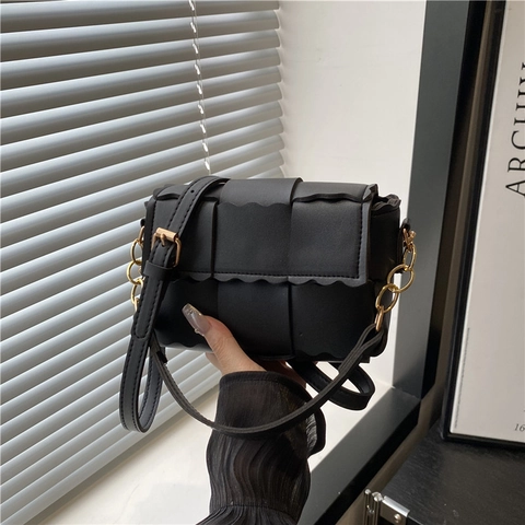 Women Woven PU Leather Crossbody Bag Small Square Bag With Scalloped Edges Metal Chain Strap Summer Fashion Handbag