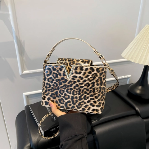 Fashion Leopard Print PU Leather Crossbody Bag For Women Luxury V Metal Buckle Shoulder Bag Trendy Animal Pattern Handbag
