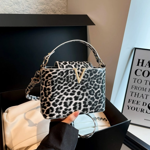 Leopard Print Women Shoulder Bag Glossy PU Leather Handbag With Metal V Logo Fashion Animal Print Crossbody Bag Square Purse